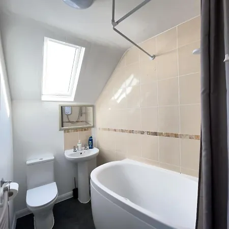 One-bedroom Flat In Village Cheam