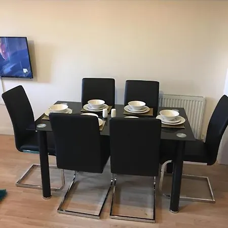 2 Bedroom At , Adonai Serviced Accommodation, Free Wifi And Parking Apartment *