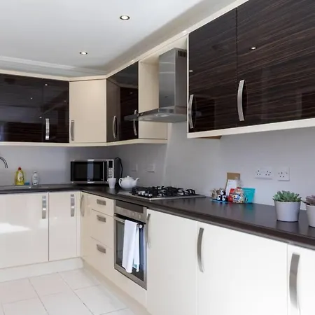 Amazing 4 Bed House Wparking 2min Walk To Station