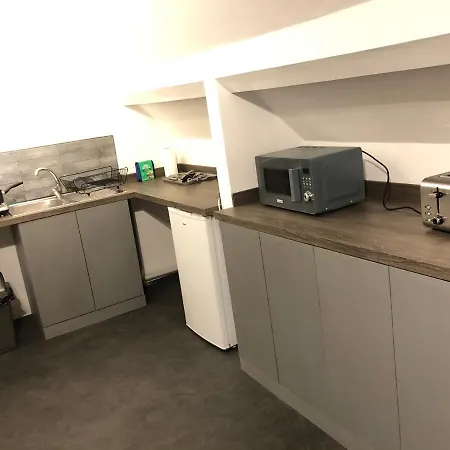 Village Self Contained Flat & Appartamento Cheam