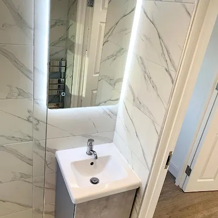 Apartment Large 3 Bedroom Modern Close To London Finchley