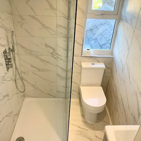 Large 3 Bedroom Modern Close To London *