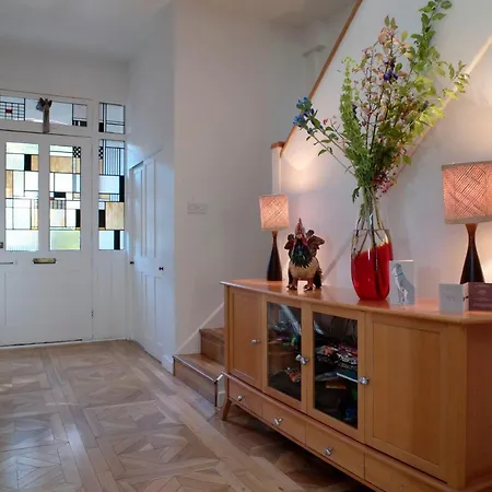 Stunning 5 Bed House With Private Garden *