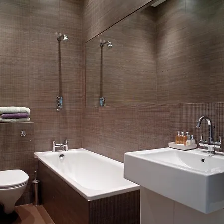 Holiday home Stunning 5 Bed House With Private Garden *