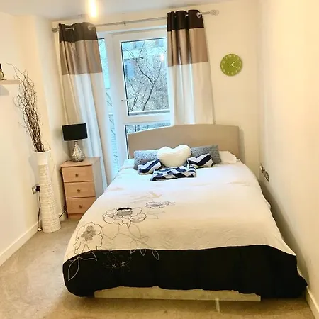 Bright And Modern Flat In Greenwich