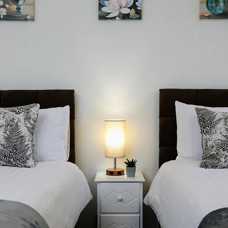 Fw Haute Apartments: Queensbury Ground Floor With Wi-fi And Parking Harrow