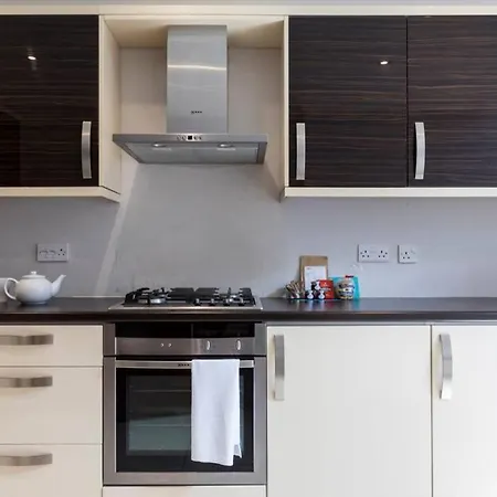 Amazing 4 Bed House Wparking 2min Walk To Station * London