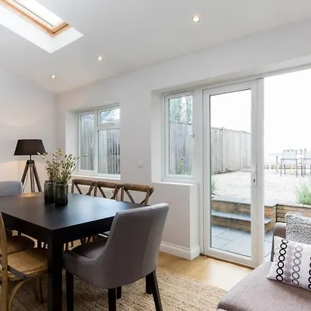 Amazing 4 Bed House Wparking 2min Walk To Station *
