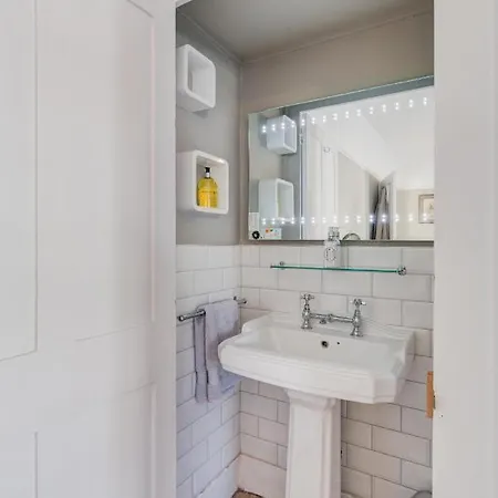 Victoria Belgravia Townhouse Apartment *