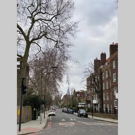 Two Bedroom Garden Flat In Zone 2 *