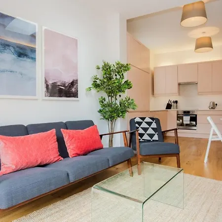 Stylish & Modern 3 Bed Flat In Nw With Garden Holiday home