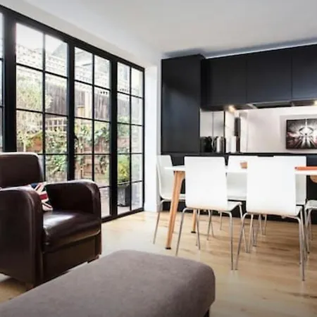 Apartment Stylish Newly Refurbished 2 Bedroom Flat With Terrace