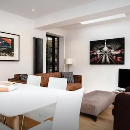 Stylish Newly Refurbished 2 Bedroom Flat With Terrace Apartment