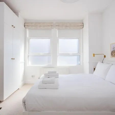 Stylish & Modern 3 Bed Flat In Nw With Garden *