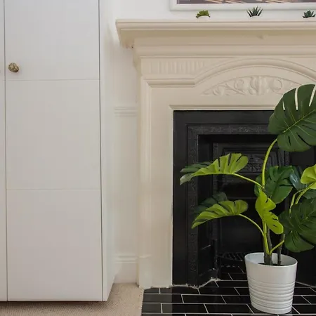 Stylish & Modern 3 Bed Flat In Nw With Garden Holiday home *