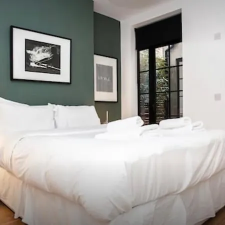 Stylish Newly Refurbished 2 Bedroom Flat With Terrace