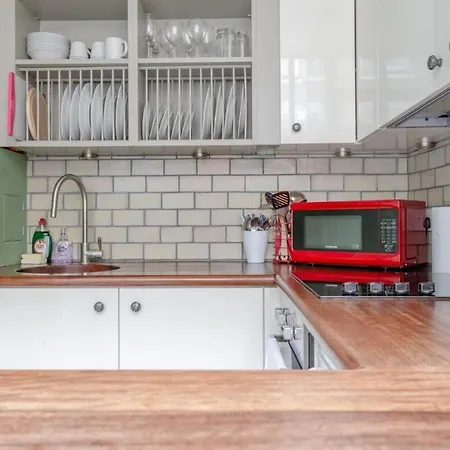 Modern 2 Bedroom Flat In *