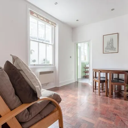 Modern 2 Bedroom Flat In Apartment *