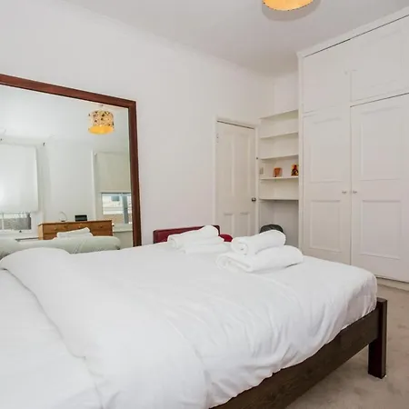 Elegant Victorian 3-bed Near Hammersmith Holiday home