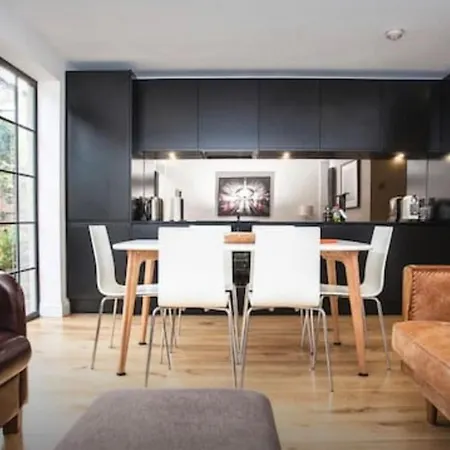 Stylish Newly Refurbished 2 Bedroom Flat With Terrace * London
