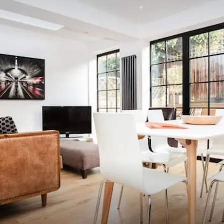 Stylish Newly Refurbished 2 Bedroom Flat With Terrace Apartment