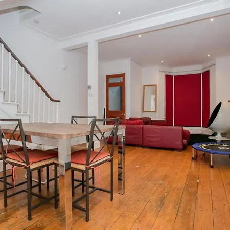 Elegant Victorian 3-bed Near Hammersmith