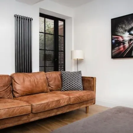 Stylish Newly Refurbished 2 Bedroom Flat With Terrace London