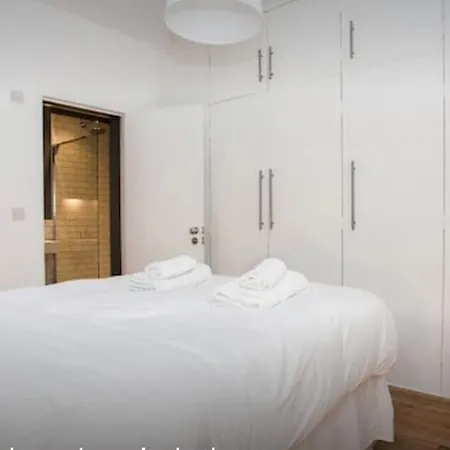 Apartment Stylish Newly Refurbished 2 Bedroom Flat With Terrace *