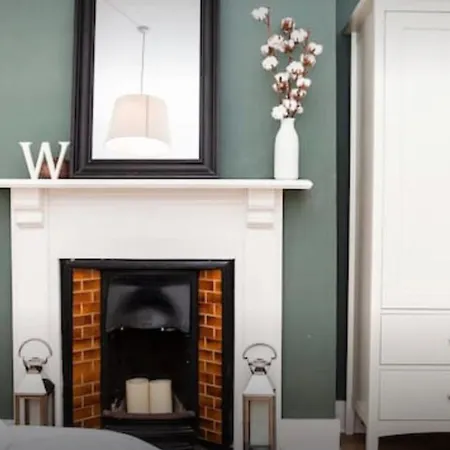 Stylish Newly Refurbished 2 Bedroom Flat With Terrace Apartment London