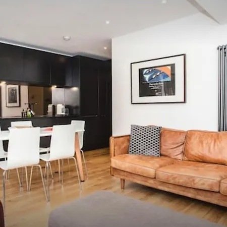 Stylish Newly Refurbished 2 Bedroom Flat With Terrace *
