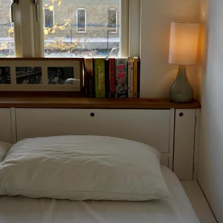Beautiful Canalside 1-bedroom Flat With Terrace London