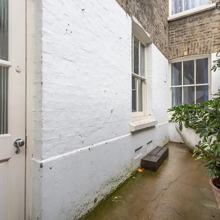 Modern 2 Bedroom Flat In Apartment London