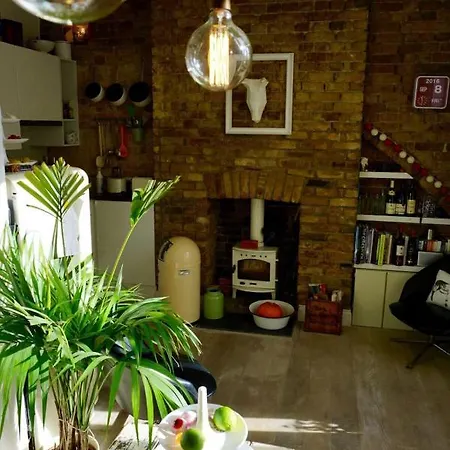 Beautiful Canalside 1-bedroom Flat With Terrace London