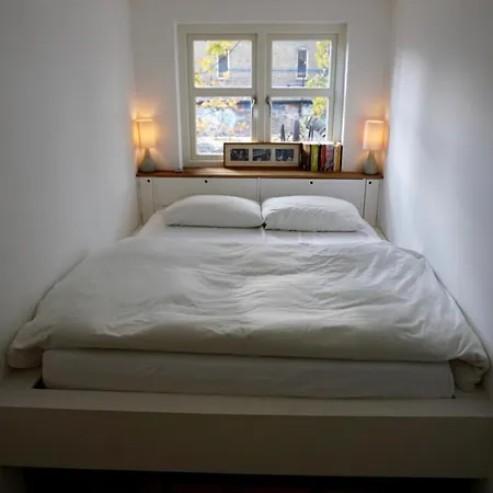 Beautiful Canalside 1-bedroom Flat With Terrace Apartment