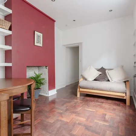 Apartment Modern 2 Bedroom Flat In