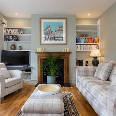 Quaint 2 Bedroom Flat - 9 Minutes Walk To Vauxhall Tube Apartment