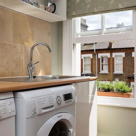 Quaint 2 Bedroom Flat - 9 Minutes Walk To Vauxhall Tube *
