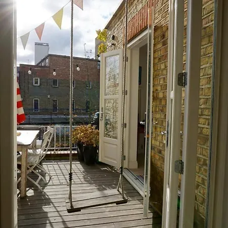 Beautiful Canalside 1-bedroom Flat With Terrace