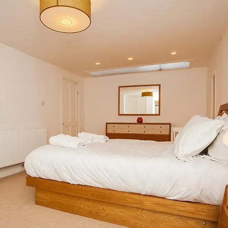 Bright Modern 2 Bed Garden Flat St Johns Wood London