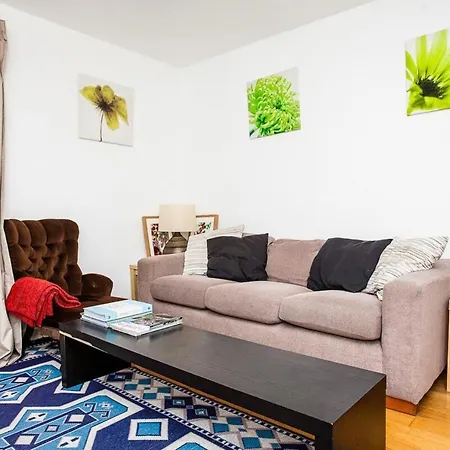 Charming Peaceful 2 Bedroom With Parking And Garden *
