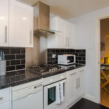 Contemporary 1bedroom Flat In Camberwell Oval London