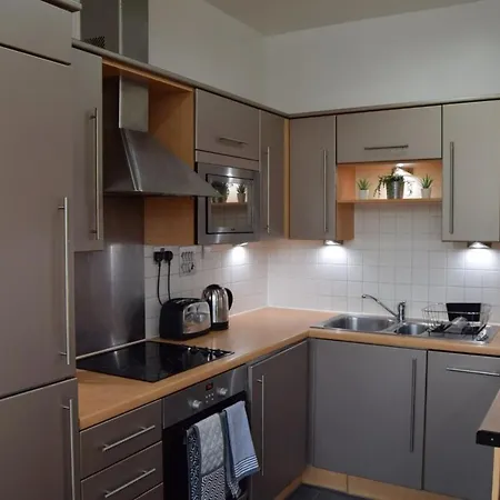 Bright Warehouse Conversion In Buzzing Peckham Apartment London