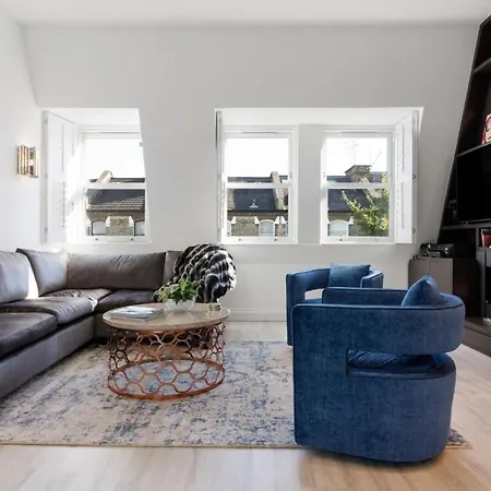 Lovely Newly-renovated 3 Bedroom In Fulham Apartment *