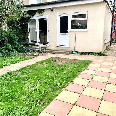 2 Bedroom Apartment, Kitchen, Reception And Private Garden London