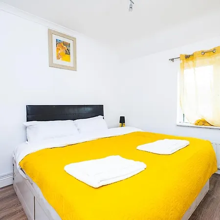 4 Bedrooms Self Catering House, Free Wifi & Netfix Holiday home