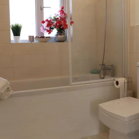 Apartment Cosy & Lovely With Free Parking & Close To Station