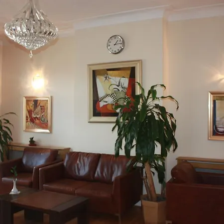 Corner House 3* Londra
