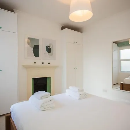 Stylish & Modern 3 Bed Flat In Nw With Garden Holiday home *