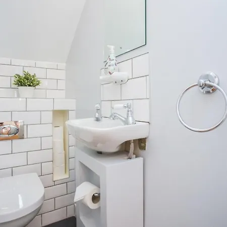 Holiday home Stylish & Modern 3 Bed Flat In Nw With Garden *