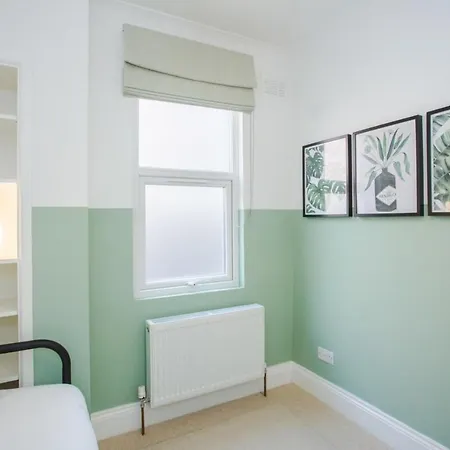 Stylish & Modern 3 Bed Flat In Nw With Garden